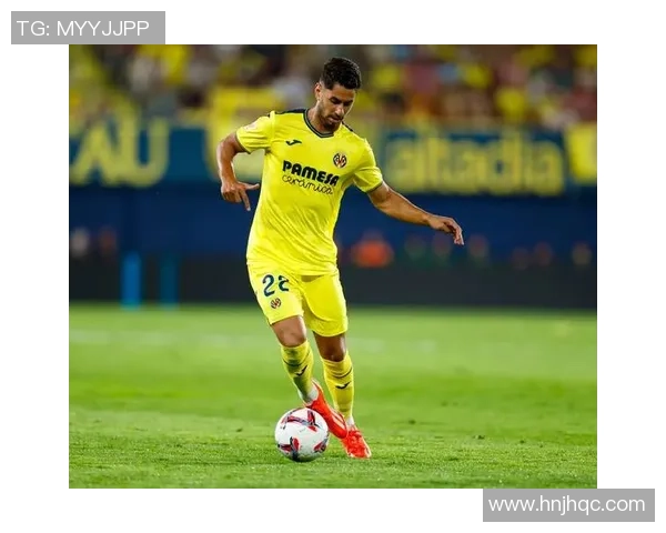 足球巨星全身英姿展现绿茵场上力量与速度之美