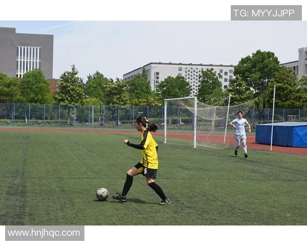 足球球星高强度日常训练视频展示超燃练球瞬间激发无限斗志